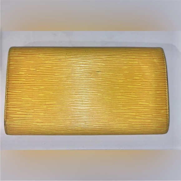 Louis Vuitton Sarah Yellow Women's Clutch - Picture 2 of 9